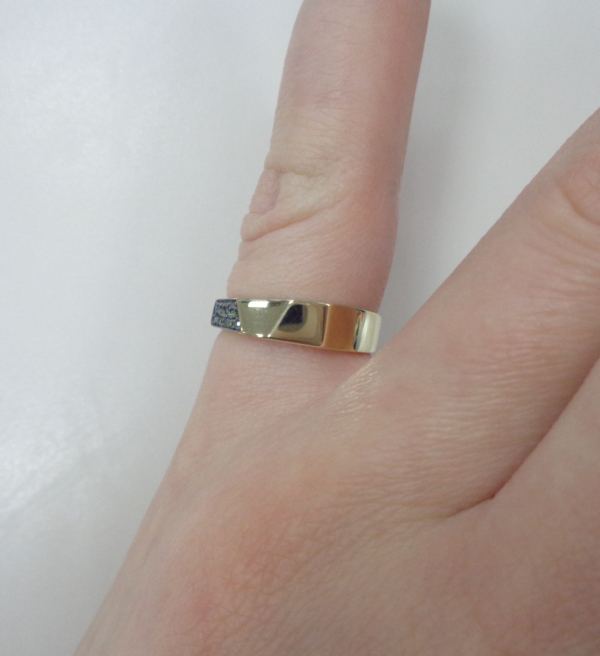 Кольцо из желтого золота с зелеными бриллиантами